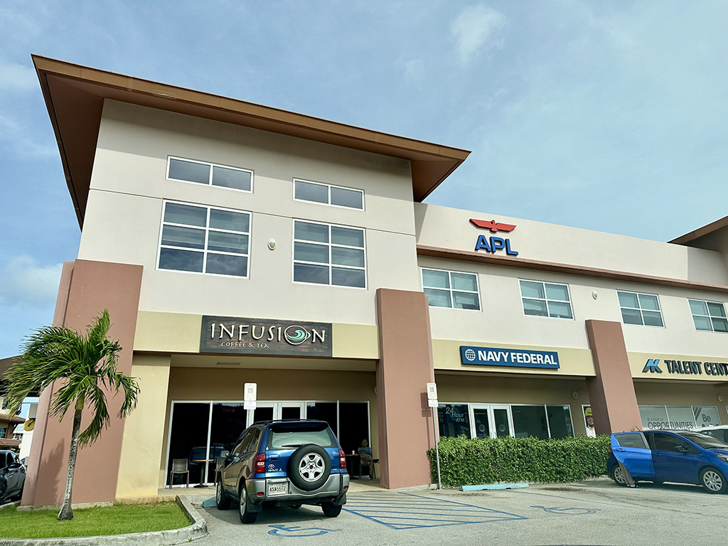 グアムで車を借りたらぜひ挑戦したいのがドライブスルー